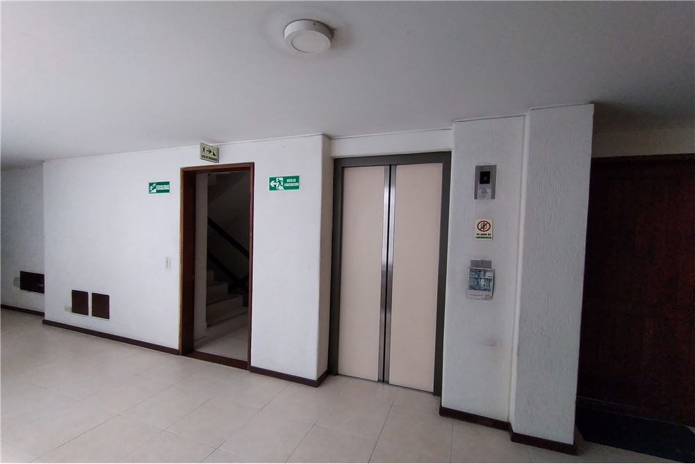 Venta Oficina 58 m2, 1 baño y cocineta int.