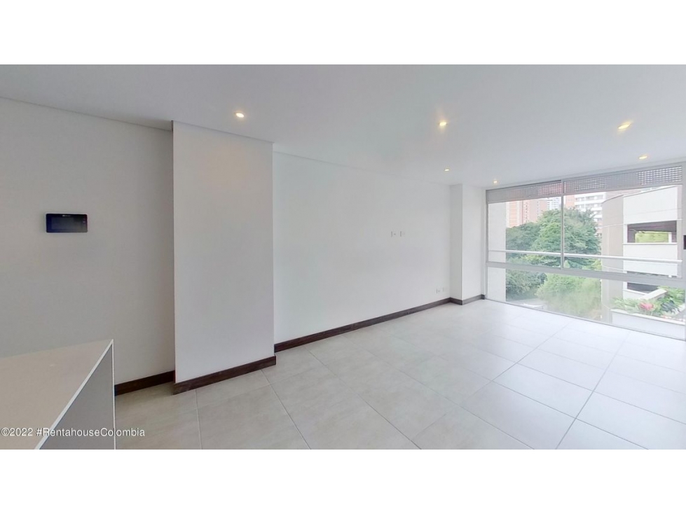 Apartamento en  Tres Esquinas RAH CO: 23-1171