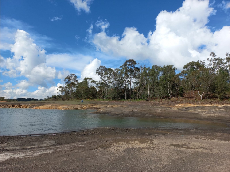 Lote Turístico con Inmensa Playa en Guatapé