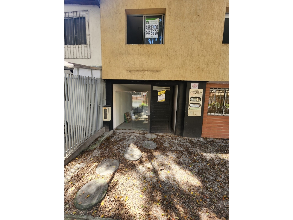 Arriendo local comercial cerca a la 70, 2 niveles