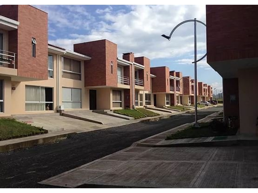 GEA Vende Cómoda Casa 3 niveles en Valle Robledo - B. Campobello