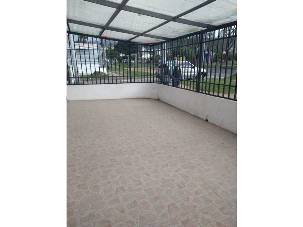 Arriendo local comercial al frente del parque bolivar