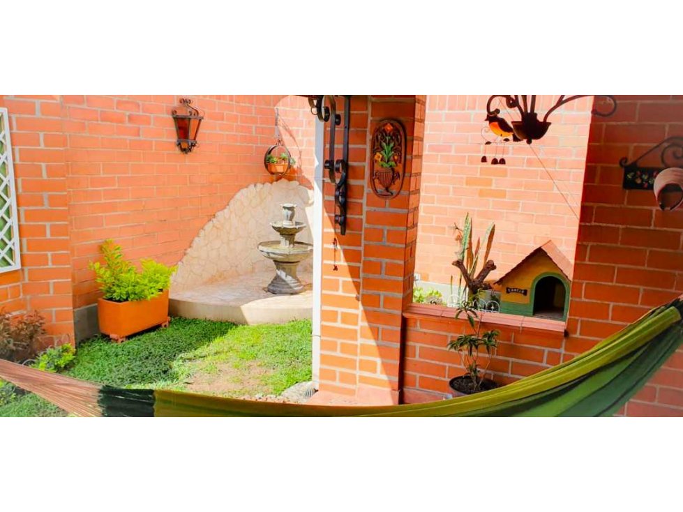 Casa con Jardin en Unidad Cerrada - Sector Cumbres Envigado