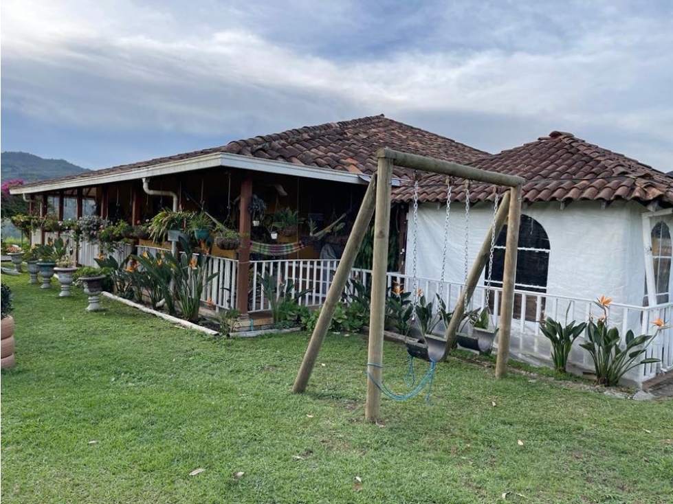 SE VENDE CASA CON PESEBRERAS Y POTREROS EN GUARNE