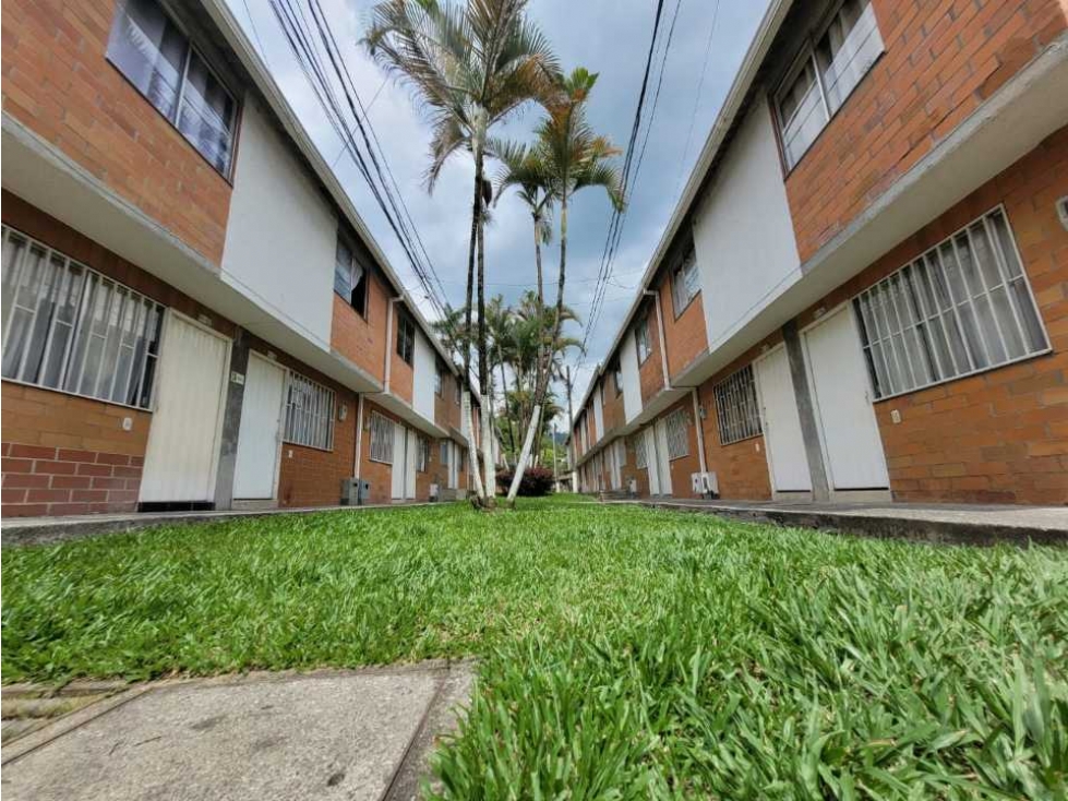 SE VENDE CASA EN TEJARES DE LA LOMA, EL PRECIO ES NEGOCIABLE