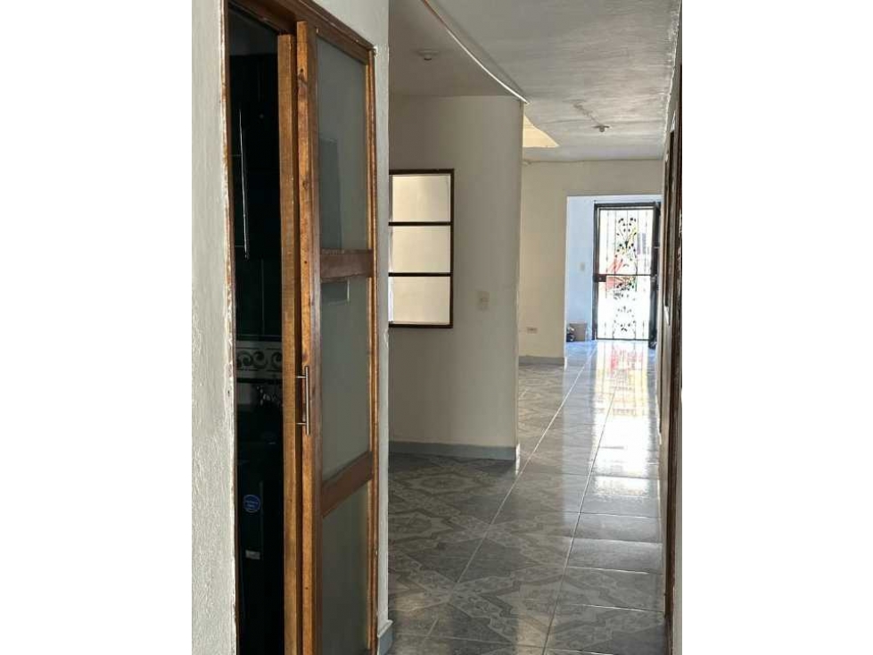 VENDO CASA 1EE PISO CON LOCAL, UBICADA EN GRAN AVENIDA-BELLO