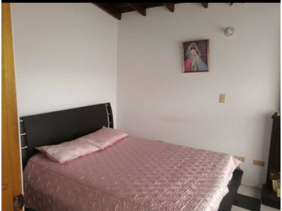 VENDO CASA AMPLIA E ILUMINADA EN PEDREGAL CERCA AL CONSUMO