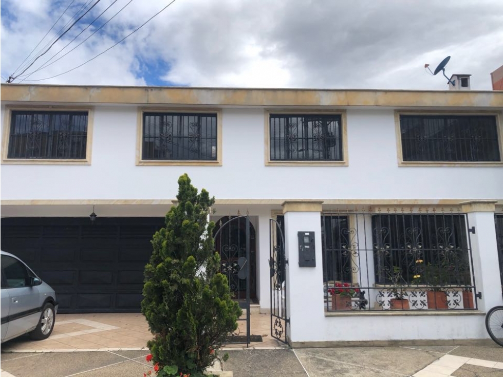 VENDO CASA CERCA UNICENTRO