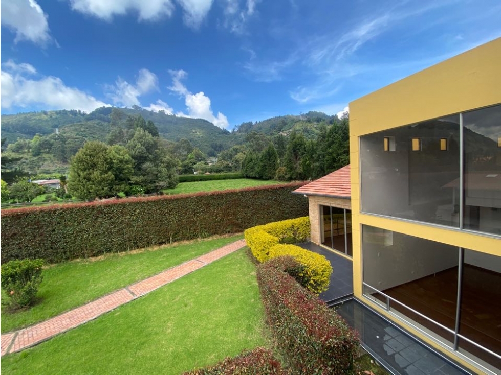 Vendo espectacular casa campestre amplia zona verde privada