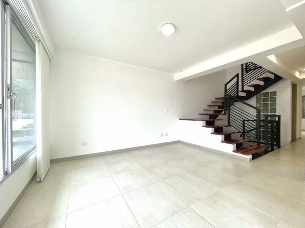 VENTA CASA ESPECTACULAR 225M2 EN PINARES