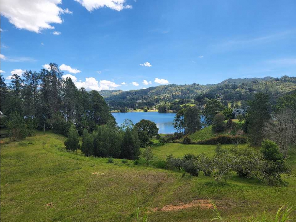 Venta de lote en Juanito Laguna. Espectacular vista al lago.